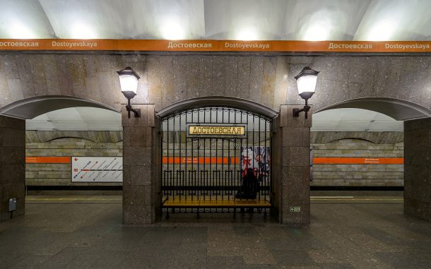 Петербуржец упал на рельсы на станции «Достоевская»