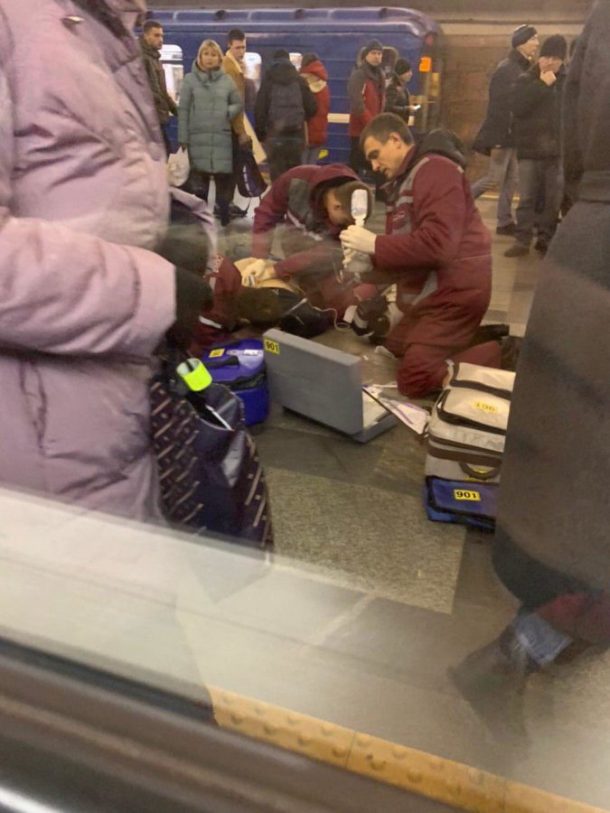 В вагоне метро мужчине стало плохо — он умер на ст. м. «Площадь Ленина»