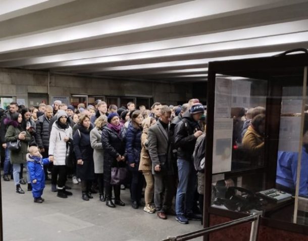 Штурм метро: в сети показали, как люди едут домой с работы в Киеве