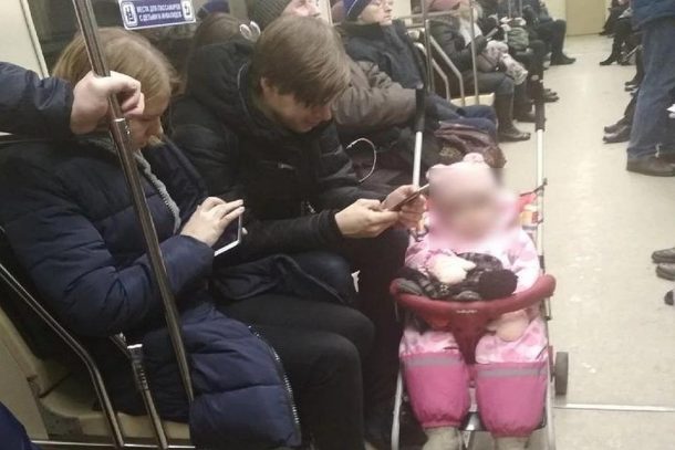 Новосибирцев возмутило поведение семейной пары с ребёнком в метро